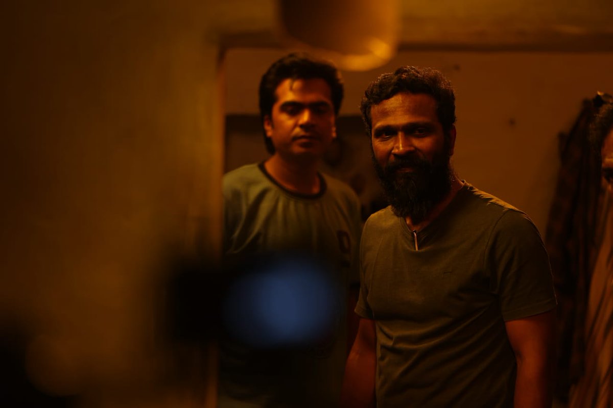 அகிலம் ஆராதிக்க அரசன்
ஆனந்த பவனி 👑

#VetriMaaran <a href="/SilambarasanTR_/">Silambarasan TR</a> <a href="/VijaySethuOffl/">VijaySethupathi</a> <a href="/anirudhofficial/">Anirudh Ravichander</a> #SilambarasanTR #ARASAN