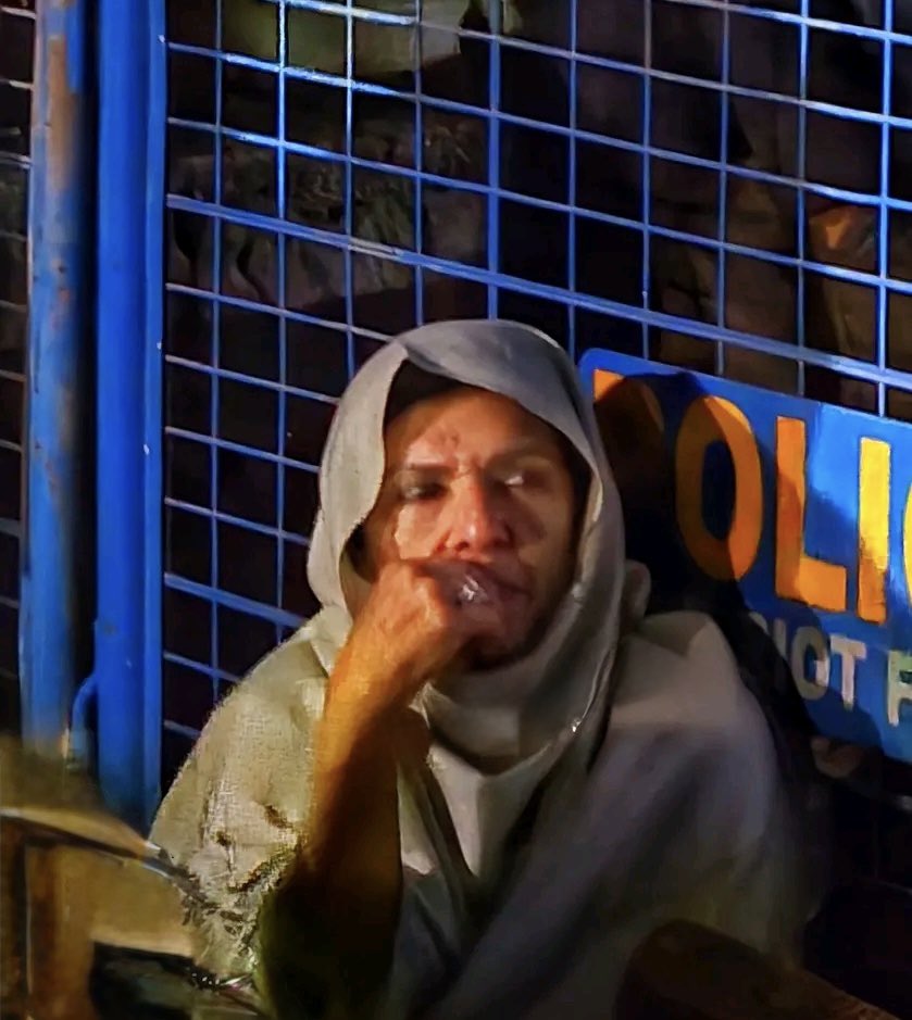 کب نِکلو گے ؟

جب بستی کی ہر بند گلی 
اُِک مقتل میں ڈھل جائے گی
تب نِکلو گے  

اس خوف کے خالی گنبد سے
اے اہلِ جنوں 
کب نِکلو گے ؟ 

نوشی گیلانی 💔