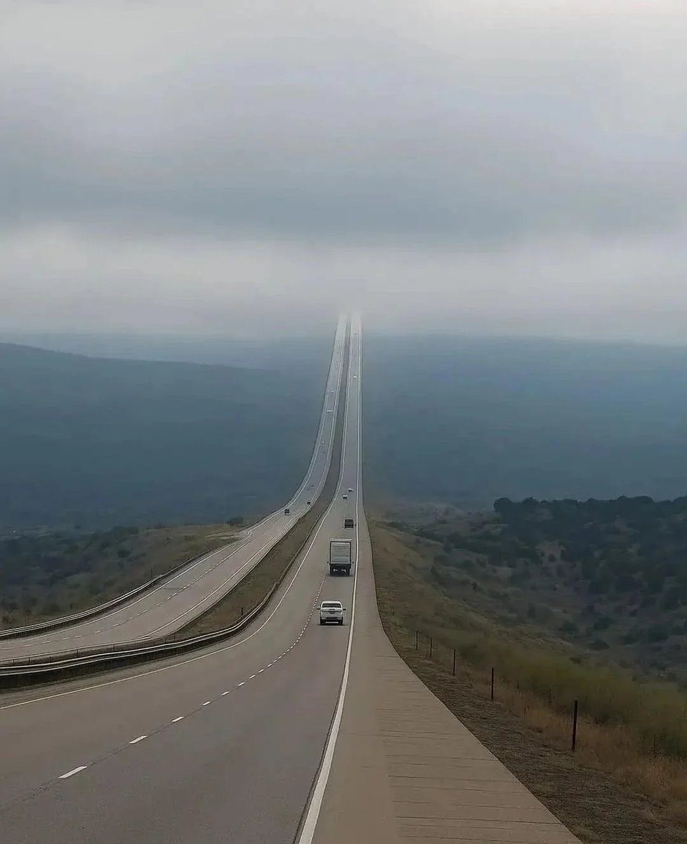 informative_Dia's tweet photo. This spot on I-80 in Wyoming is known as the Highway to Heaven. https://t.co/JcNoZSLa5b