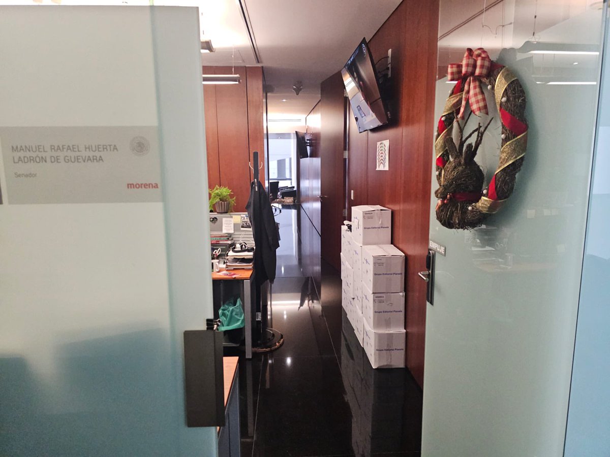 ¡LLEGA REGALAZO NAVIDEÑO AL <a href="/senadomexicano/">Senado de México</a>! 🎅🏾📖

Llegan al Senado 17 mil ejemplares del libro de AMLO, "Grandeza". Pero nadie sabe quién los compró. 🤔