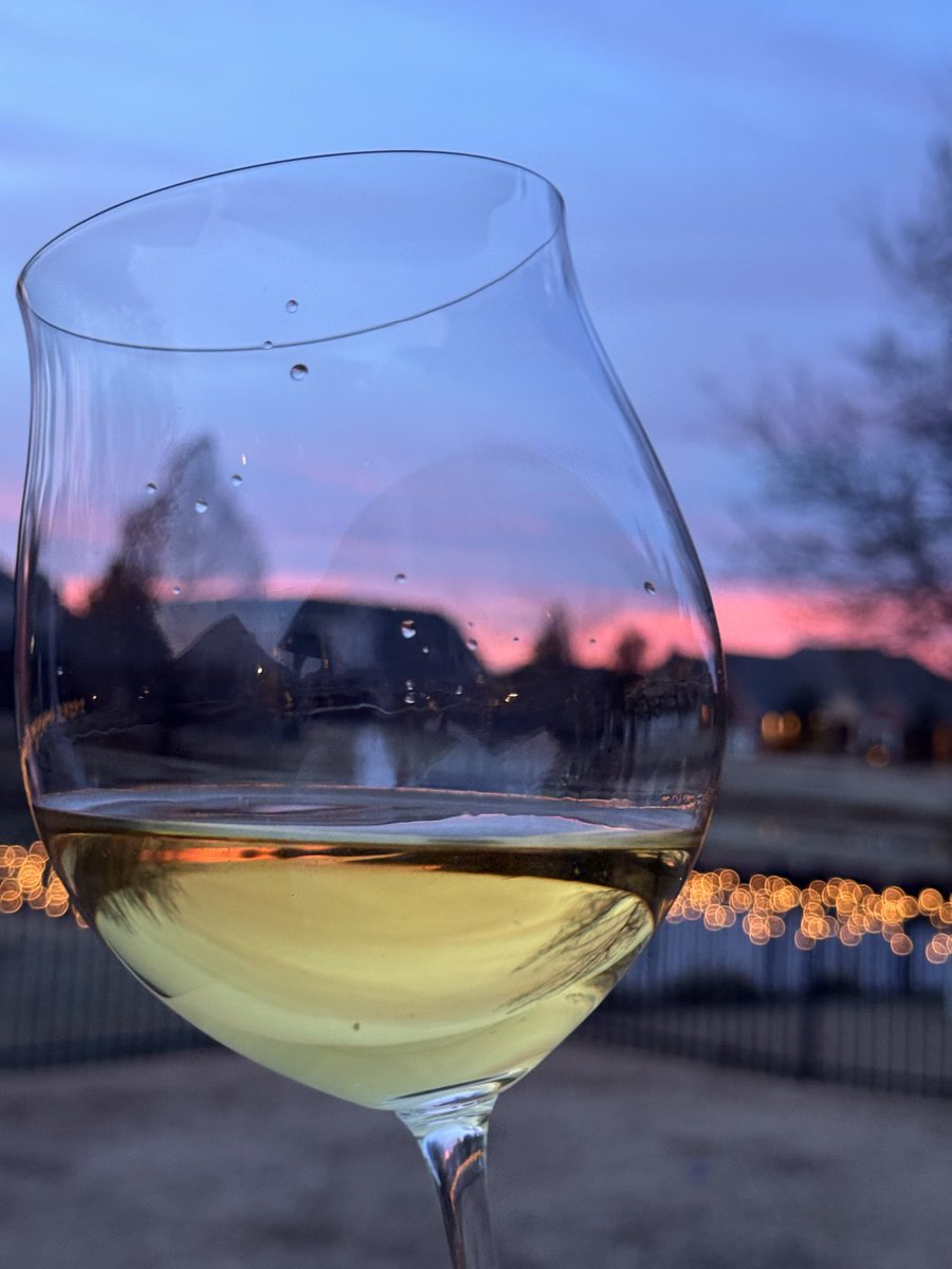 SuzyQlovesWine's tweet image. Went to a funeral today of my neighbor. They were married 47 years. He just retired and diagnosed with Alzheimers. Open the good stuff. Life is so freaking short.