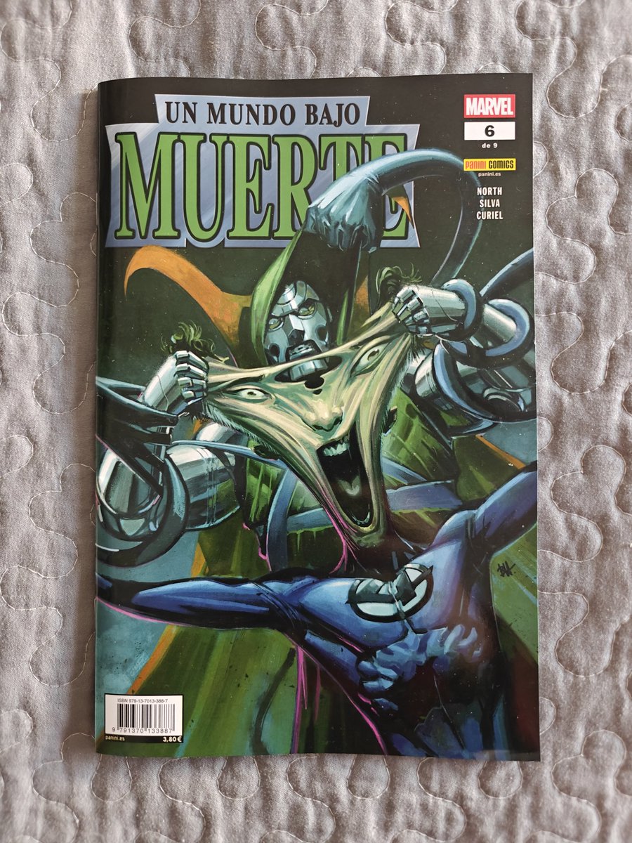 Por fin, en este número, descubrimos por qué la magia de Muerte se volvió tan poderosa...y lo que oculta en Latveria. Edita <a href="/PaniniComicsEsp/">Panini Cómics España</a>.