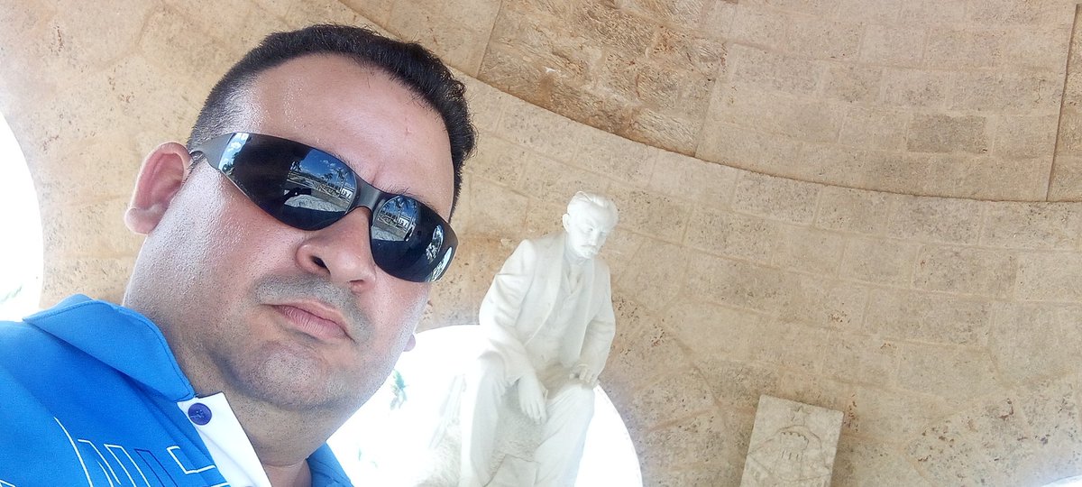 🏛️ Después de más de un mes de trabajo y desafíos en el Oriente de #Cuba, hay un momento que nunca olvidaré: la visita al cementerio Santa Ifigenia.
Un recuerdo que guardo en estas imágenes y en mi corazón. ❤️🇨🇺
#FidelPorSiempre
#EtecsaConCuba
#ArtemisaJuntosSomosMás