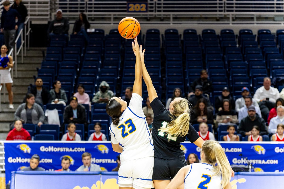 HofstraWBB's tweet photo. First half frames 🖼️

#PrideOfLI https://t.co/8kLRuSG1me