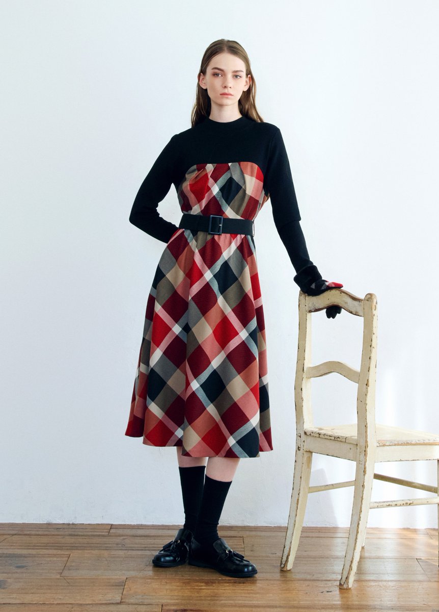 ビスチェとニットをコーディネートしたようなドッキングデザイン