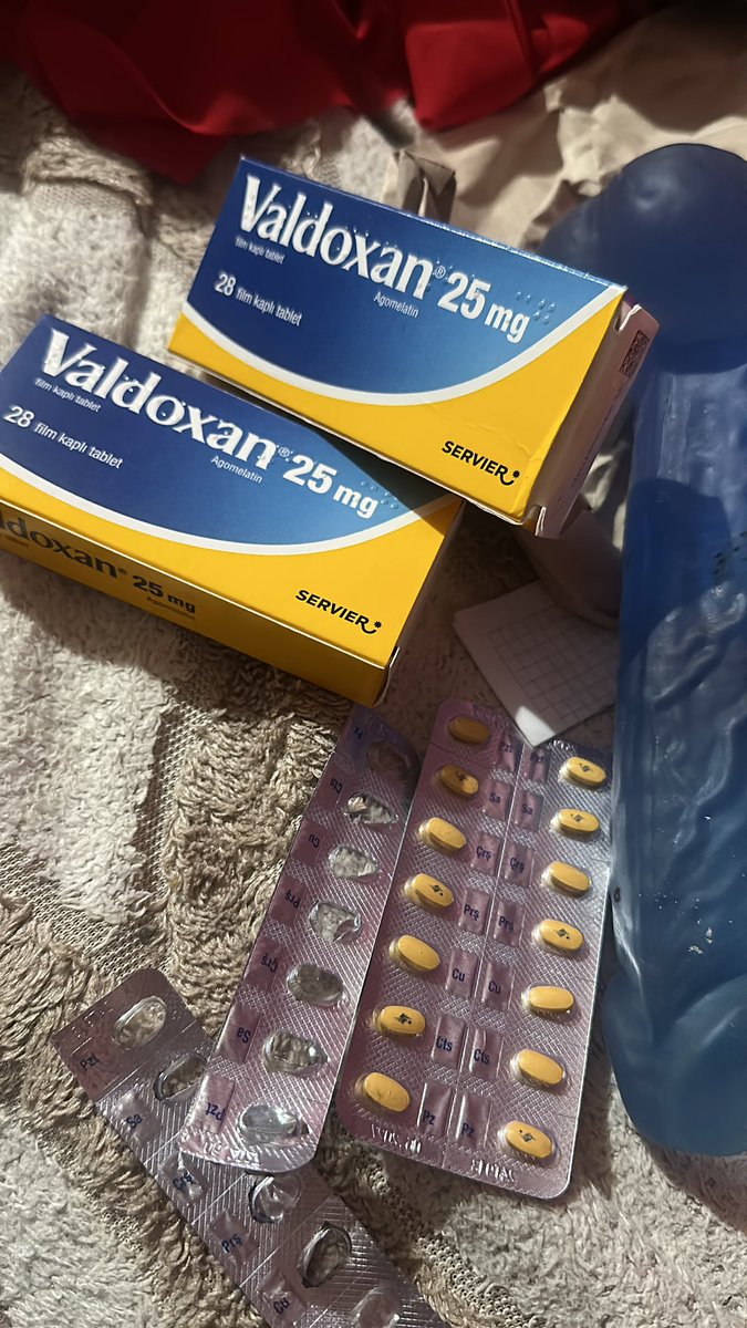 hellenicturk's tweet photo. Agomelatin 14. Gün  ben anksiyetemi yeniyorum majör depresyonum orta şiddete düştü uyku düzenimi yerine oturttu o kadar iyi hissediyorum ki anlatamam ben galiba bu hikayeyi yeniden yazıcam hayatımı yeniden kazanıyorum 🥹🥹🥹🥹 https://t.co/n0OzBnyT72