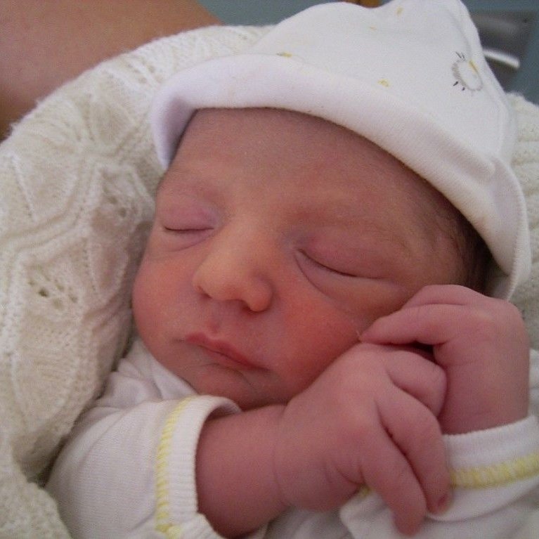 más pequeña, una sietemesina con toda la vida por delante y la fuerza de su madre.

Afuera, el Reino entero suspiró.
Los muros rotos respiraron con ellas.

Y cuando el amanecer finalmente llegó, el Inframundo fue tocado por la aurora.