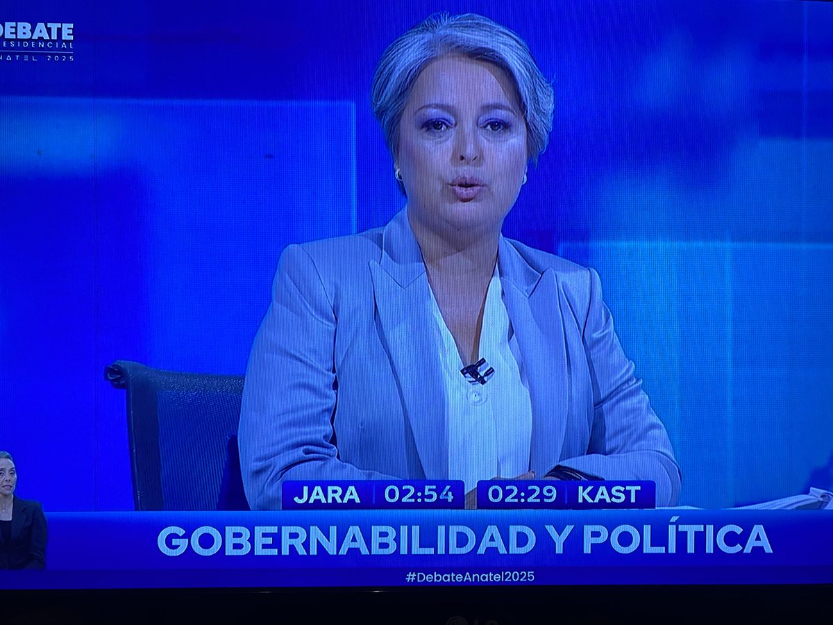 LyaGonzalez1's tweet photo. Dar gobernabilidad es también reconocer los méritos de otros, yo soy la candidata de una amplia coalición de centro izquierda y si, voy a renunciar a mi partido para dar garantías a todos los chilenos. Así lo hicieron Piñera y Aylwin
#DebateAnatel2025 https://t.co/4XvWNgLbzh