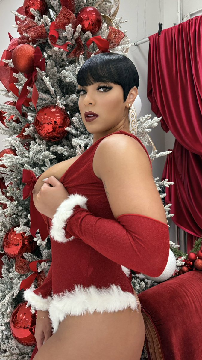 mortalmikasa's tweet photo. What if I was underneath your Christmas Tree? https://t.co/NV88LDns8O