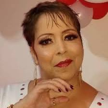 sentada na frente da tv pra ver uma novela depois de anos por causa de 2 personagens sapatonas