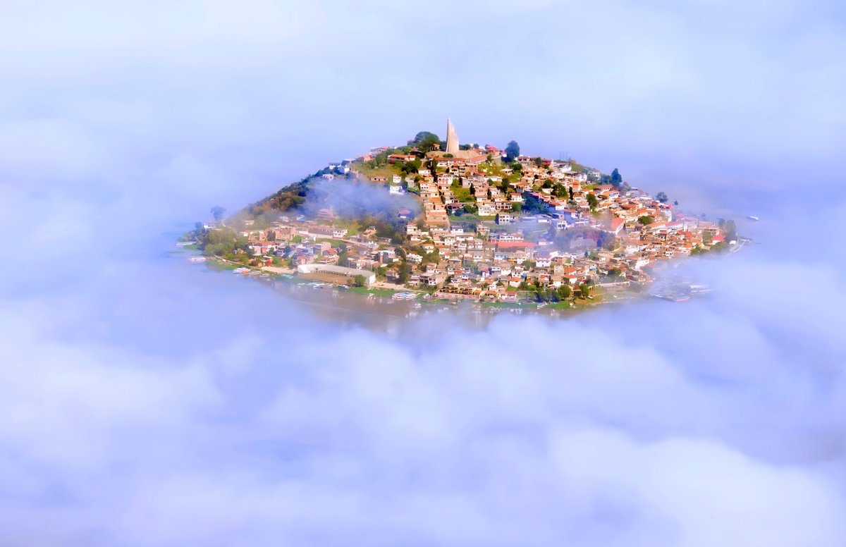 Michoacan's tweet image. ✨🌫️ Janitzio, la isla que despierta entre las nubes 🌫️✨
Como si flotara entre sueños, Janitzio emerge del lago envuelta en neblina, revelando su magia ancestral. Aquí, donde la tradición purépecha vive en cada calle y cada ofrenda, la vista se convierte en abrazo, en susurro,…
