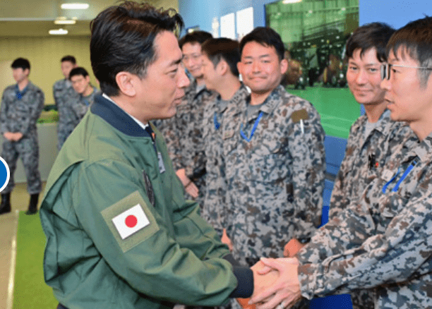 覚醒「進次郎」、自衛隊員激励に賛辞の嵐

「プロフェッショナルな対応で我が国の領空を守っている航空自衛隊の皆さん、ありがとうございます！」：中露爆撃機の日本威嚇飛行に