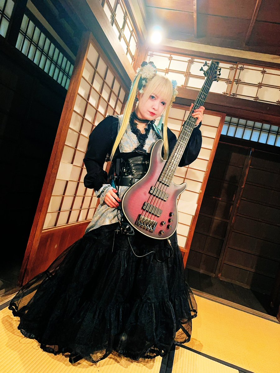 おはよす🐱 興奮冷めやらぬ朝。 猫2匹のにゃんプロレスを太ももの上で