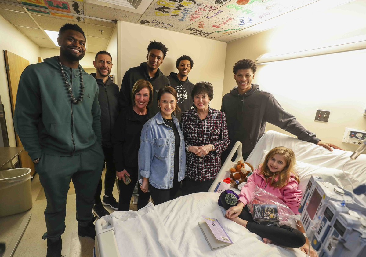 Mrs. Benson, Coach Borrego, Zion, Trey, Jeremiah, and DQ stopped by @OchsnerHealth to deliver some gifts & talk to the kids ❤️