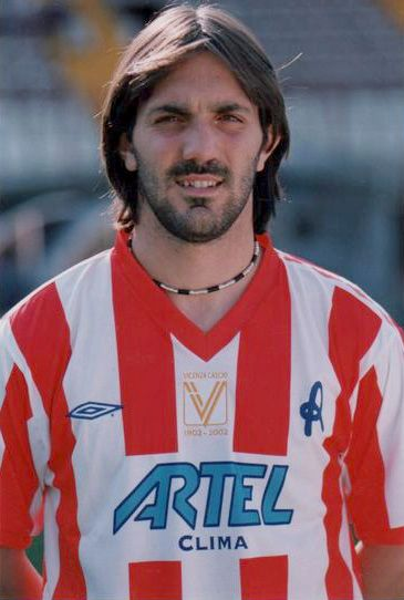 AlexYanezFC's tweet photo. Massimo Margiotta y el hijo consentido del opresor.

A finales de los 90, el fútbol italiano vivía uno de sus mejores momentos. Y en medio de ese ecosistema brillante apareció un chico nacido en Maracaibo, hijo de inmigrantes italianos, que estaba cumpliendo su propio sueño. https://t.co/2ShVeSlWOD