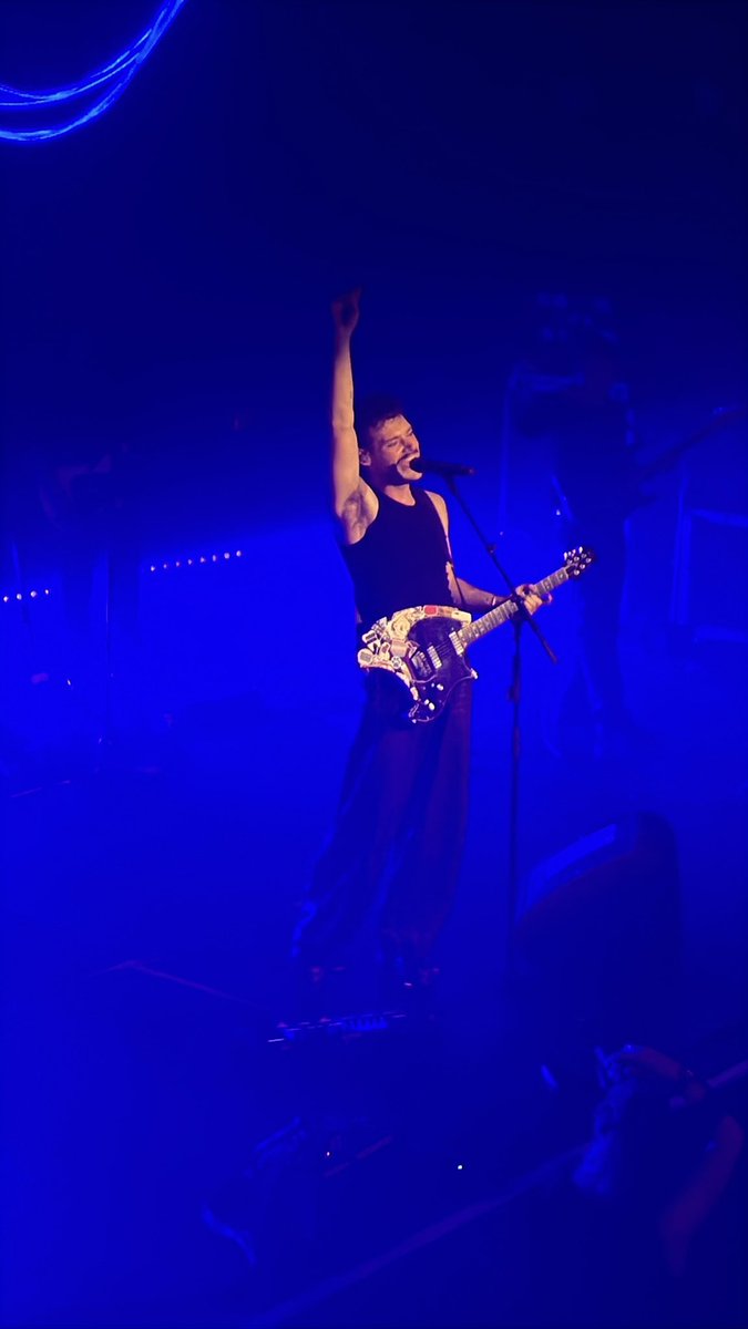 PUPCUTS_'s tweet image. went to j.mes m.rriotts concert w my bsf
ignore that the quality is ass my phone is old