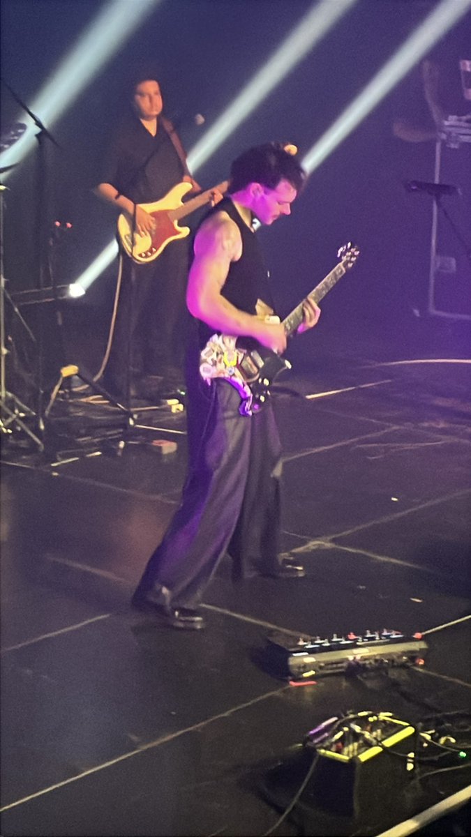 PUPCUTS_'s tweet image. went to j.mes m.rriotts concert w my bsf
ignore that the quality is ass my phone is old