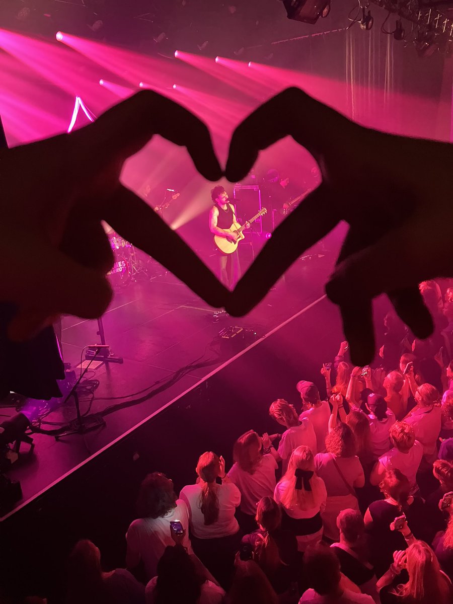 PUPCUTS_'s tweet image. went to j.mes m.rriotts concert w my bsf
ignore that the quality is ass my phone is old