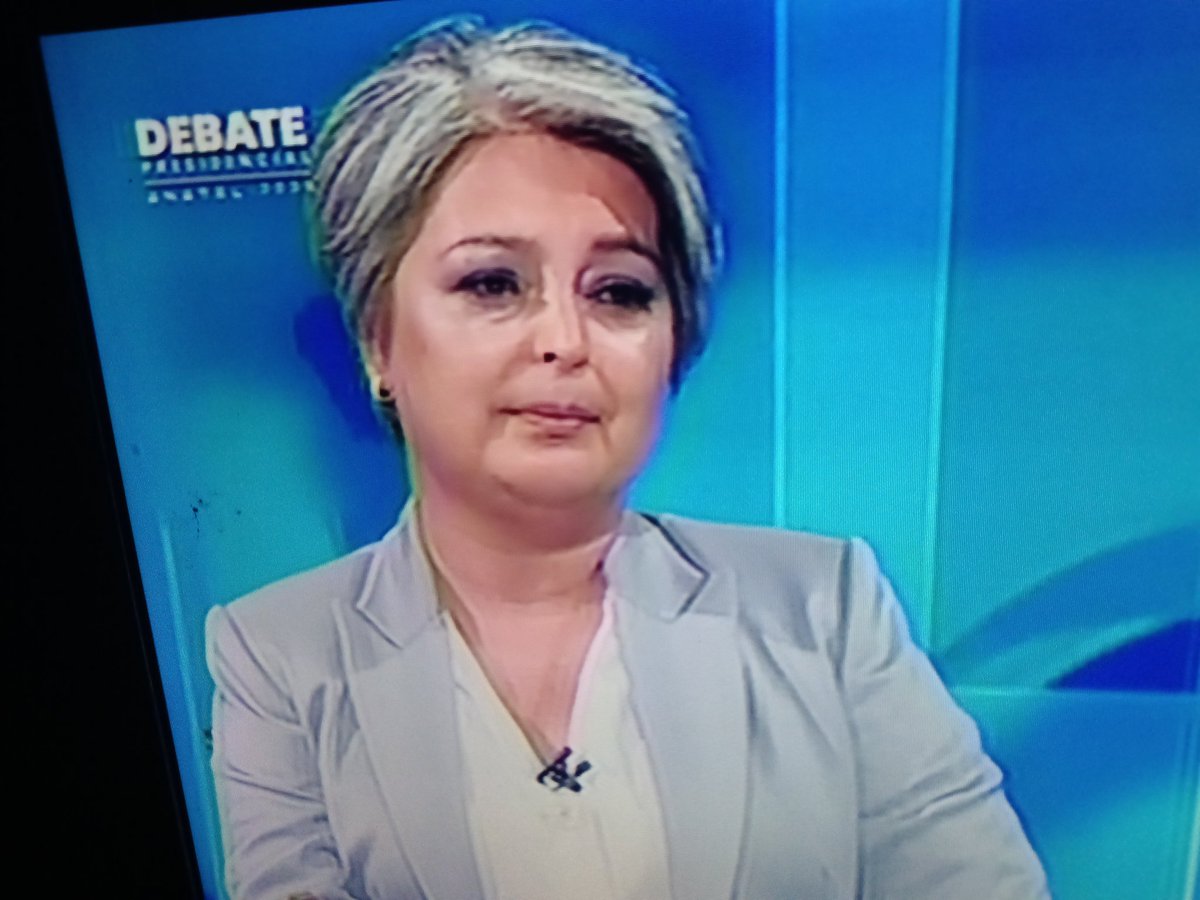 Chileno17039890's tweet image. #URGENTE hasta el momento, LA PEOR PERFORMANCE DE JEANNETTE JARA EN DEBATES, NERVIOSA, INTERRUMPE, SE HACE LA VÍCTIMA Y SIN FUERZA... JOSÉ ANTONIO KAST SE ESTÁ PEINANDO 🇨🇱 (#debatepresidencial #DebateAnatel2025 Sebastián Piñera)