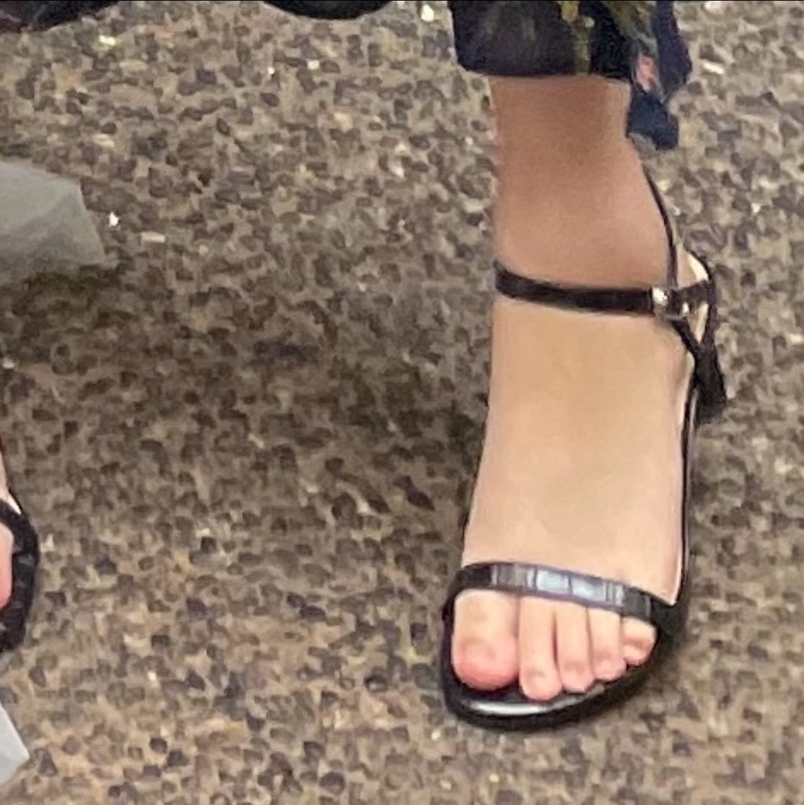 看到女主穿着被爆浆的鞋发朋友圈，截个图留念，踩着精液出门即视感。
P.S. Surrey素里 Guildford附近有需要保养的不？可不见面交接。小姐姐本人可以帮忙按摩丝袜脚 #平底鞋 #高跟鞋 #lo鞋 #扫楼 #恋足  #足  #绿帽 #绿帽奴 #绿主 #献妻 #淫妻 #绿毛龟 #开发 #洗脑 #母猪 #母狗 #贡献女友 #温哥华