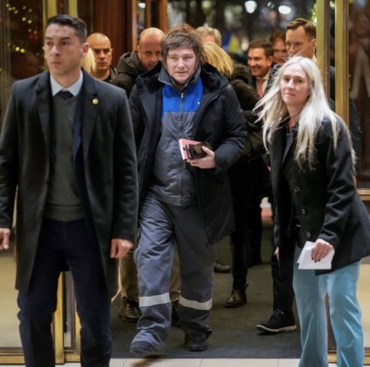 Publicado hace una hora
"<a href="/JMilei/">Javier Milei</a> LLEGÓ A NORUEGA CON UN MAMELUCO DE <a href="/YPFoficial/">ypfoficial</a> Y SE SUSPENDIÓ LA ENTREGA DEL NOBEL" 
El papelón fue inmediato: Milei apareció “vestido con un mameluco de YPF”, provocando risas, burlas y comentarios mordaces entre los representantes de la derecha