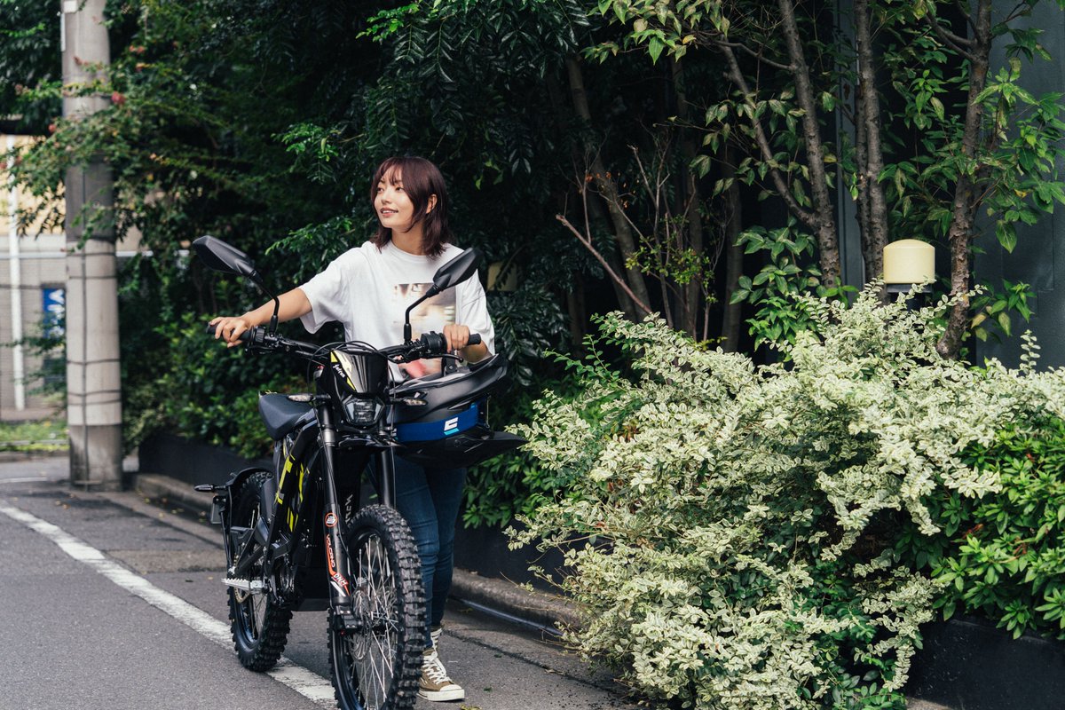 SUR_RON_JP's tweet image. 朝の空気を吸いながら、静かに走り出す。

エンジン音に気を使わず、街にすっと溶け込めるのは電動ならでは。

Light Beeは軽くて扱いやすいから、

「ちょっとそこまで」が気持ちいい時間に変わります。

一日の始まりを、少しだけ特別に。

#LightBee #電動バイク  #朝のライド #日常を楽しむ