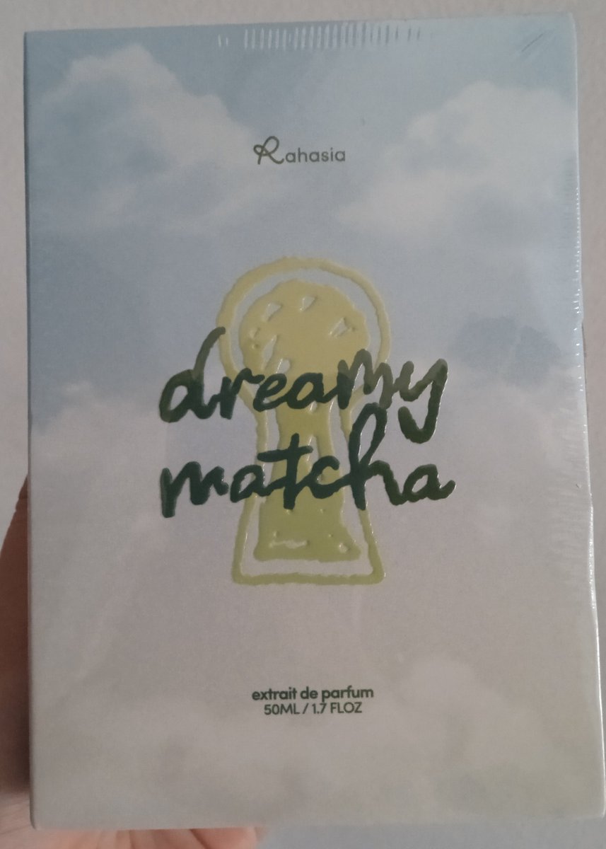 pacaryoungdae's tweet photo. sebagai pecinta matcha ak membeli perfume rahasia fragrance yang dreamy matcha 🍵

wanginya enak banget fresh teh gitu bukan matcha yang eneg manis bukan, ini typical perfume ke arah floral dengan wangi teh yang calm. cocok dih buat daily 💯

https://t.co/F9dlxL9gkC https://t.co/03EScuA5WT