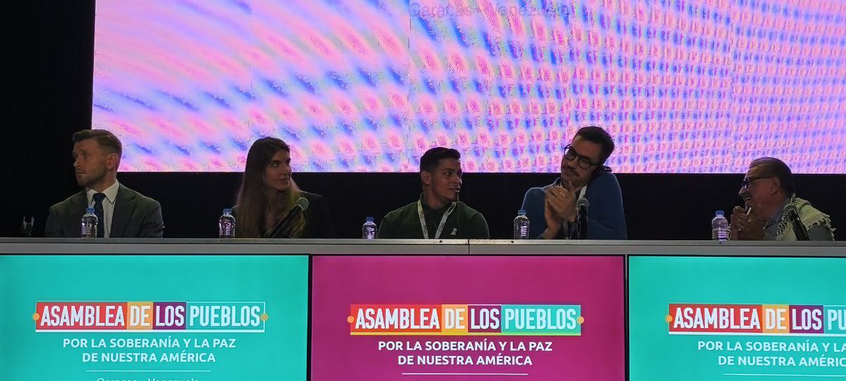 omarmnaval's tweet photo. #09Dic
#Venezuela
🌎 Voz firme por los migrantes ✊
La viceministra Camilla Fabri participó en la mesa sobre Migración y Derechos de los Migrantes durante la Asamblea de los Pueblos por la Soberanía y la Paz de Nuestra América. Su intervención destacó la defensa de los derechos humanos, la integración regional y la lucha contra la criminalización de la migración.