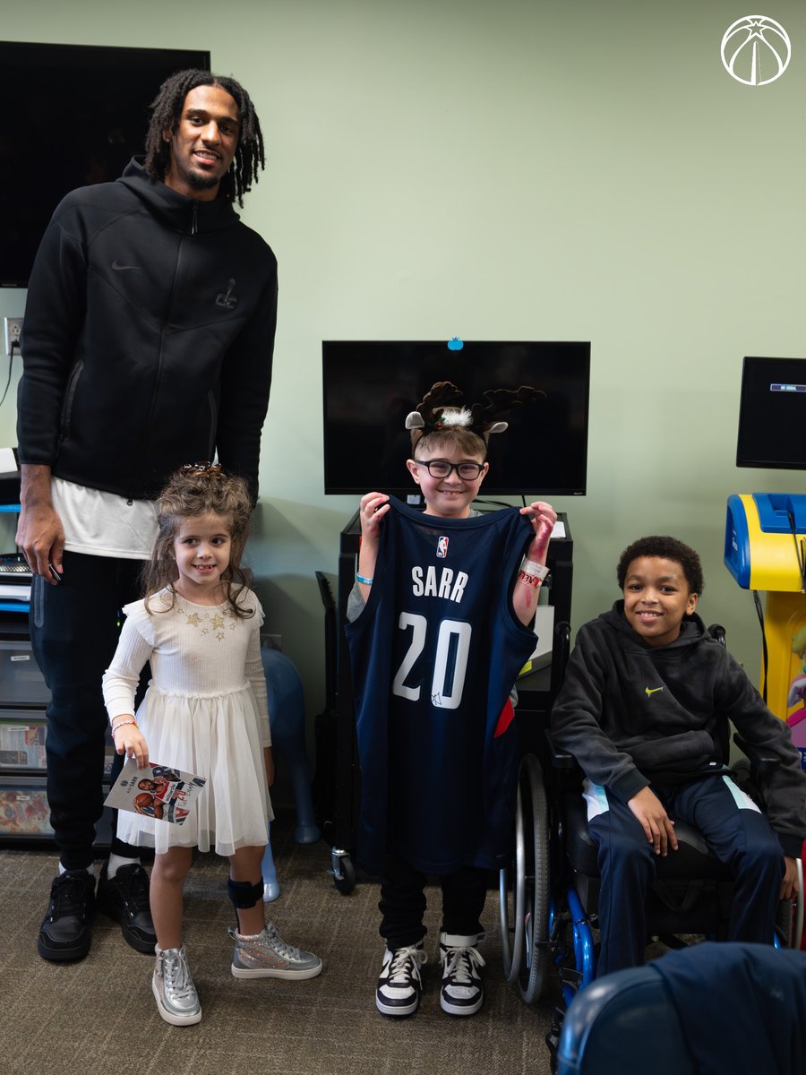 Today @alexandresarr_ visited the pediatric unit at @MedStarHealth National Rehabilitation Hospital to spread some smiles and holiday cheer! 🎁🎉
