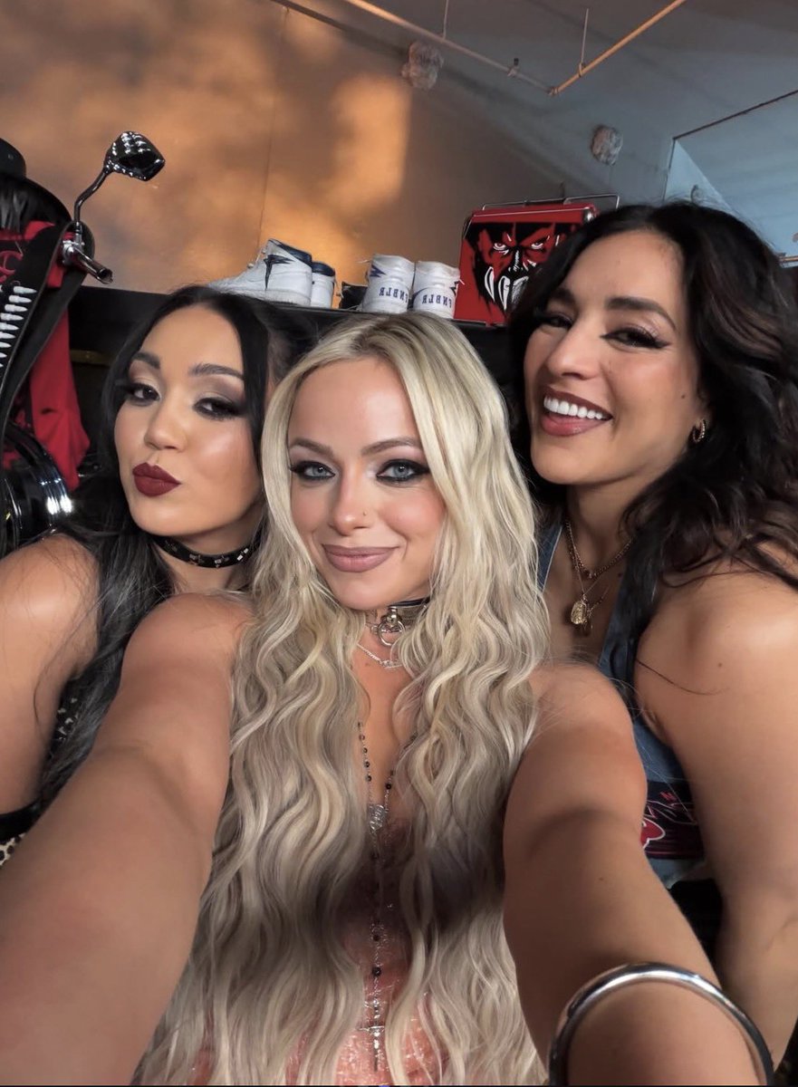 DirtyAndTrouble's tweet photo. three   pretty   bitches   link   up.   🖤 https://t.co/9hLpDoGHa4