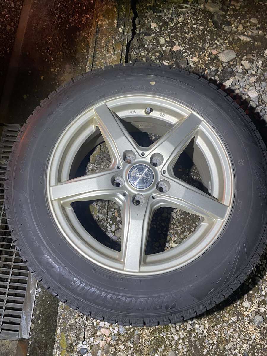 mako_kun_'s tweet photo. pcd114.3 5穴
205/60r16
bs スタッドレス
バリ溝
安く譲ります https://t.co/UNa0jkKyn1