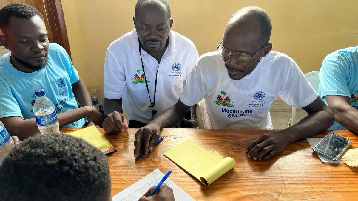 haiti_pbf's tweet photo. Du 08 au 11 decembre, les membres du mécanisme de Suivi&amp;Evaluation à Base Communautaire (S&amp;EBC) mis en place dans la commune de Corail, dept de la Grand'Anse reçoivent une formation sur les techniques de dénombrement et d'enquête auprès des ménages
@bjw_williams,@UNPeacebuilding https://t.co/AWBwz8wZWa