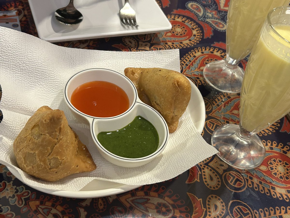 커리랑 라씨 사모사 탄두리치킨도 머금