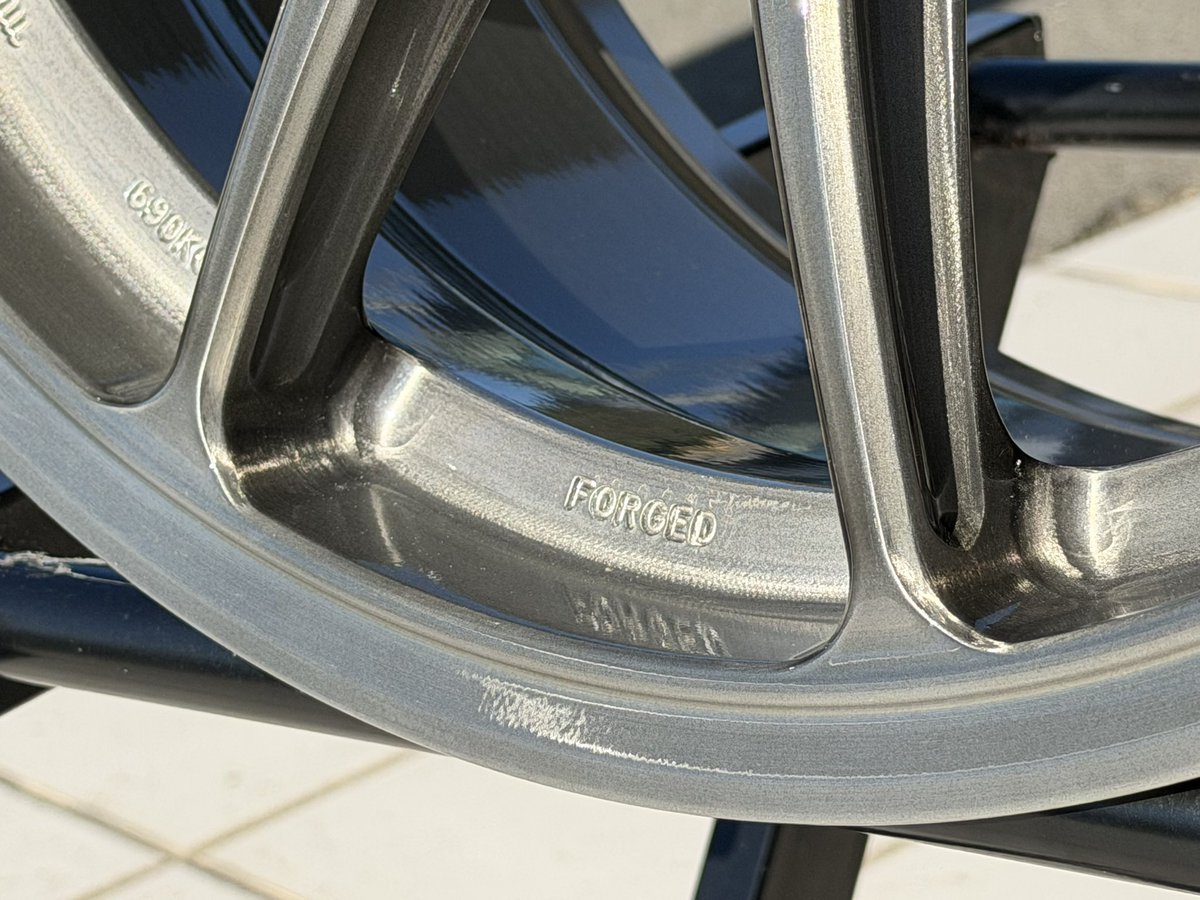 araimotor_sport's tweet image. WORK  SION  ワンオフホイール

スーパーGTや全日本ラリーにて使用されているディスクデザインを継承したデザインになります
表面はブラッシュド加工を施し、スモーククリア仕上げです
走りとデザインを両立したモータースポーツ直系ホイールに仕上がっております

#アライモータースポーツ
#WORK