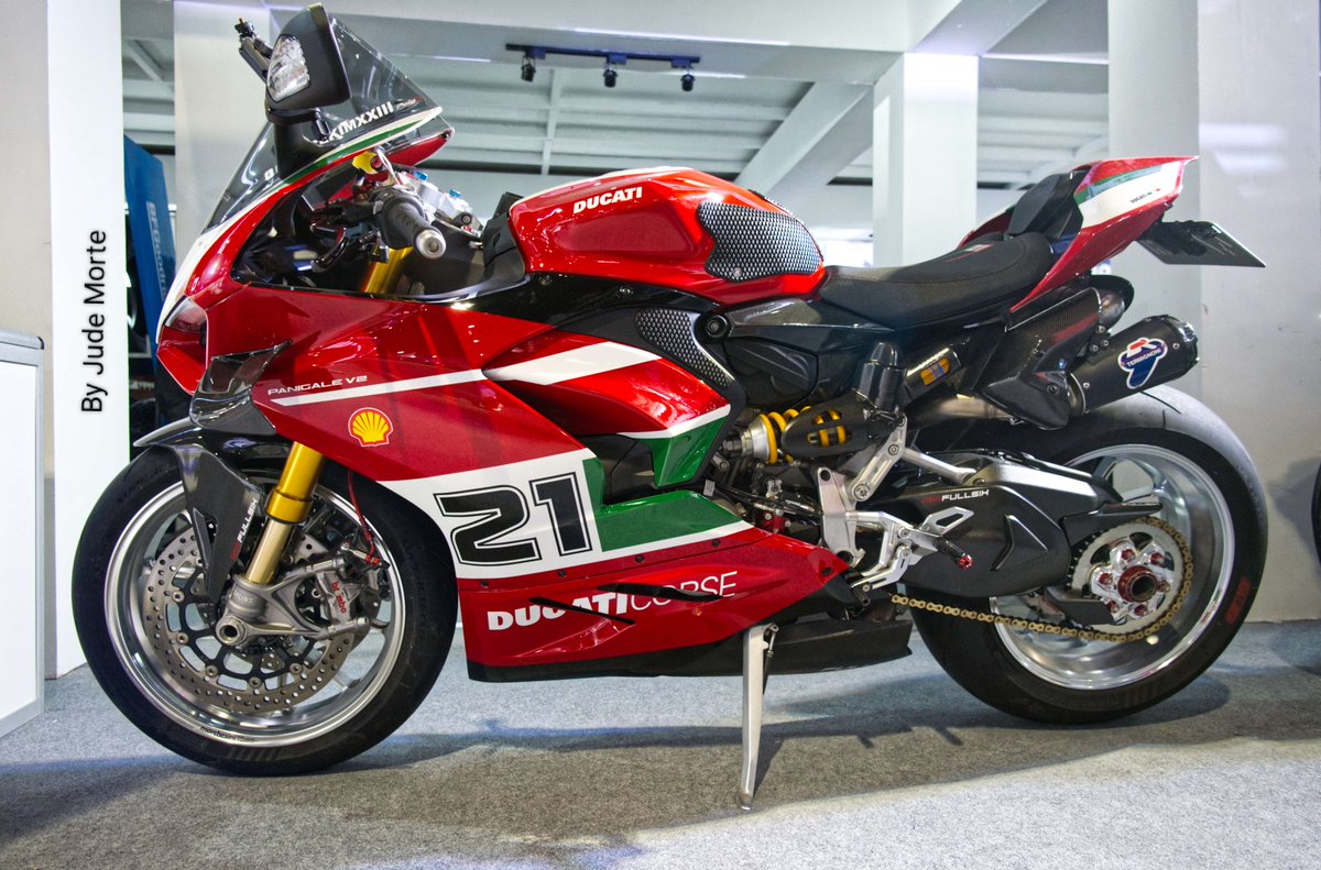 MorteJude's tweet image. J, how about a #redmoment , in the form of a #DucatiPanigaleV2 #motorbike ?
From a mid November 2025 #carshow in Pasay City, #Philippines 🇵🇭 

#ManilaAutoSalon2025 #fujifilmxm5 #bigbike