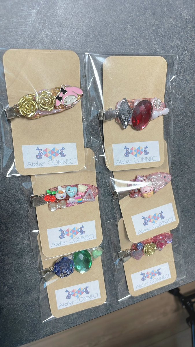 kntn_Rabbits's tweet photo. 12/13大井競馬場フリマに持ってゆく新作ヘアクリップとヘアゴム🥺
ヘアゴム見づらいんだけど、真ん中のキラキラパーツ揺れパーツ付いててめちゃかわですわ💕
#AtelierCONNECT https://t.co/jQCKFHfptO