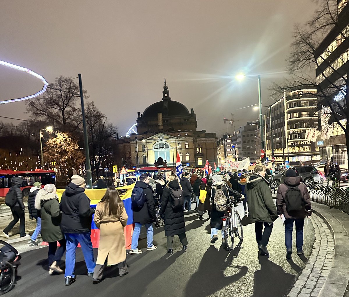 OrlvndoA's tweet image. Unos 30 mediocres, que ni hablan español, arropados en la bandera de Venezuela, con un grito comunista que no se corresponde con lo que quiere el 90% del país.

Son la nada. 

Nadie los escucha.

Infiltrados, tarifados y desorientados.