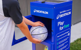 shin1111_1's tweet photo. 【スポーツブランドが“街中に無料ロッカー”を置き始めた理由】

スポーツブランドのDecathlon（デカトロン）がチェコで始めたのは、
公園や遊歩道に置かれた 無料スポーツロッカー。

スマホで解錠 → 90分無料で道具を借りられる。
サッカーボールやバドミントンを、散歩ついでにすぐ始められる。

これ、単なる利便サービスではなく
「スポーツをする最大の障壁＝道具がない問題」 を
街中で“インフラ化”して解決している点が秀逸。

このプロジェクトの狙いは大きく言えば３つ：
１．スポーツアクセス格差の解消
　道具がないから始められない、という人の壁を取り除く。

２．新たなタッチポイントの創出
　Decathlonの店舗の外に「ブランド体験のミニ拠点」を広げ、
　街中で直接スポーツを始める導線をつくる。

３．“所有から利用へ”の価値転換を促す
　シェアリングをブランド側が先に提示することで、
　スポーツ文化そのものをアップデートする。

「買う前に試す」ではなく、
まず“スポーツをする場”そのものを増やす。
行動を変えるからこそ、ブランドが記憶に残る。
いいアプローチの方法ですね。

出典：
Decathlon Launches Smart Lockers for Free Sports Gear
https://t.co/9dwiKY0nHm