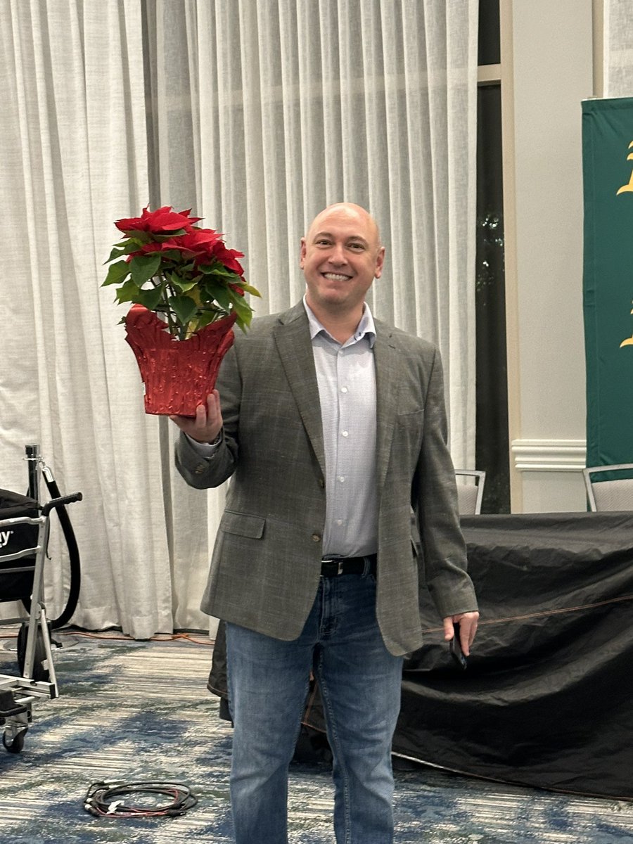 ChrisKirschner's tweet photo. Big news from Orlando: @BryanHoch has acquired a poinsettia from @YESNetwork. https://t.co/XXZvxzEDxq