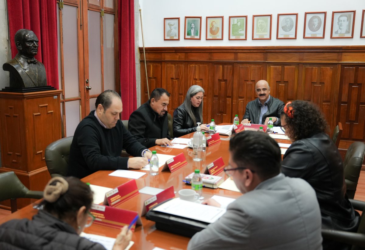 El Consejo Editorial del Gobierno del Estado de Veracruz realizó su Tercera Sesión Ordinaria, encabezada por el secretario de Gobierno, Ricardo Ahued Bardahuil.

Avanzamos con paso firme para que Veracruz siga escribiendo su historia.

#PorAmorAVeracruz #EditoraDeGobierno