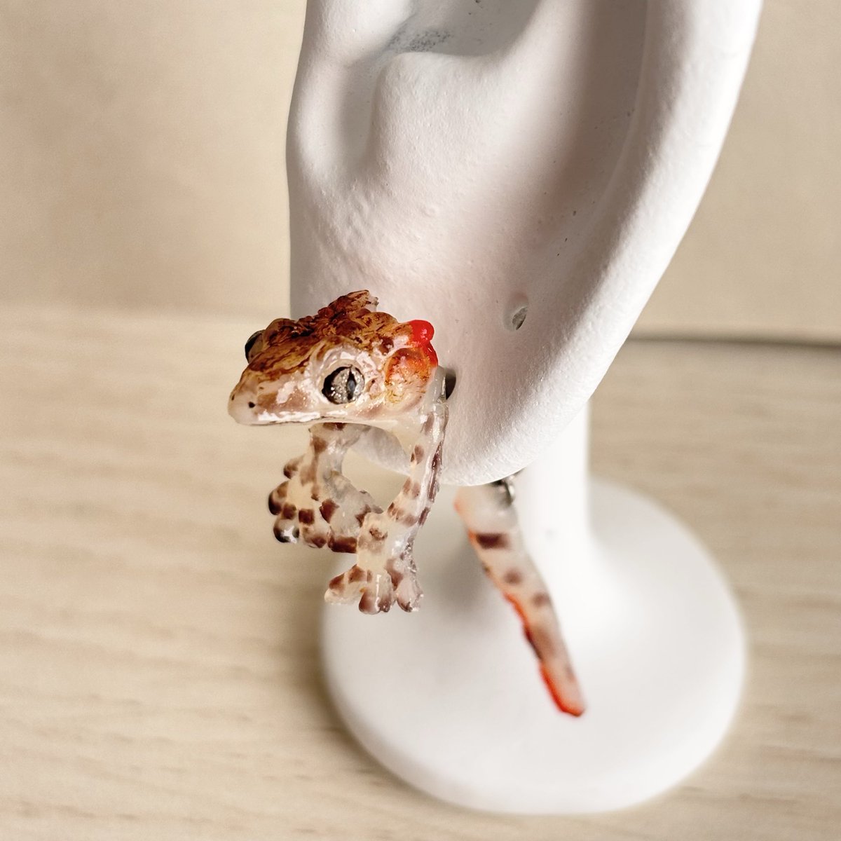 【#クリエーターズマーケット #お品書き】
No.56  #ガーゴイルゲッコー  #ツノミカドヤモリ  #ピアス

＊お取り置き・カラー等指定作成ご希望は公式LINEから(詳しくはピン留め📌投稿ご覧ください)

＊日時＊
12月13(土)14(日) 11:00〜18:00

＊REmiBEBEブース＊
ポートメッセなごや　2号館　M-919