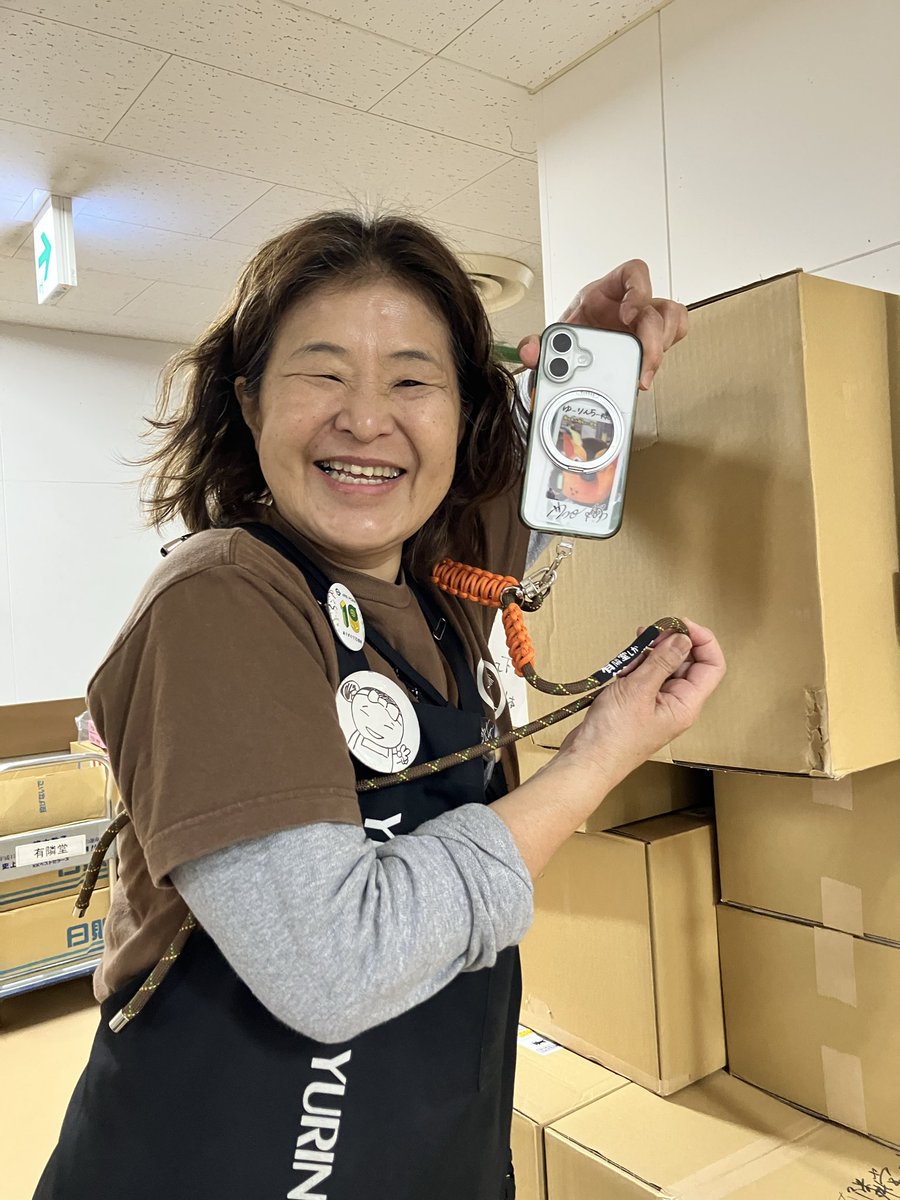 【本日発売！！】（12/10）
早速買っちゃった、ブッコローちゃんのスマホストラップ。
おしゃれなんじゃない？？？
因みにロング2600円/ショート2400円です。（税込）