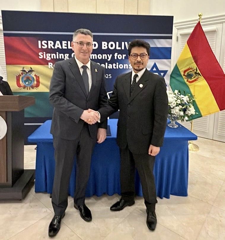 MRE_Bolivia's tweet photo. Bolivia e Israel restablecen plenamente sus relaciones diplomáticas y abren una nueva etapa de cooperación estratégica. 🇧🇴🤝🇮🇱
🔗 Nota completa 👇

https://t.co/avkfEfbglK https://t.co/KZ8h0Jb62G