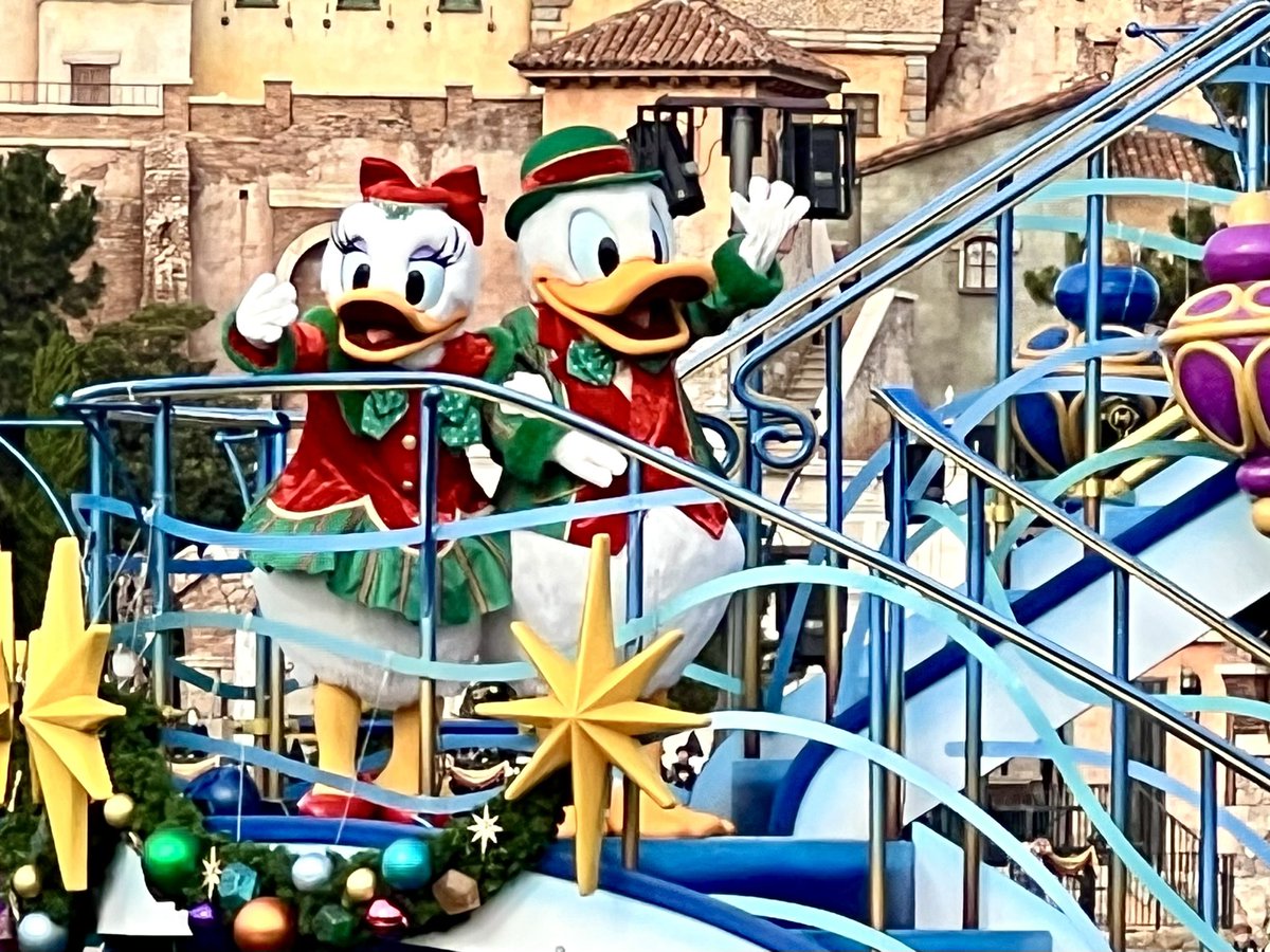 donakko2013's tweet photo. クリスマスグリーティングでドナルドに会えて、やっとテンション上がってきたー⤴️
だが、しかし、写真見たら、デイジーちゃんには目線もらっているけど、ドナルドには目線もらえていのばかり… https://t.co/paVnr3vcoA