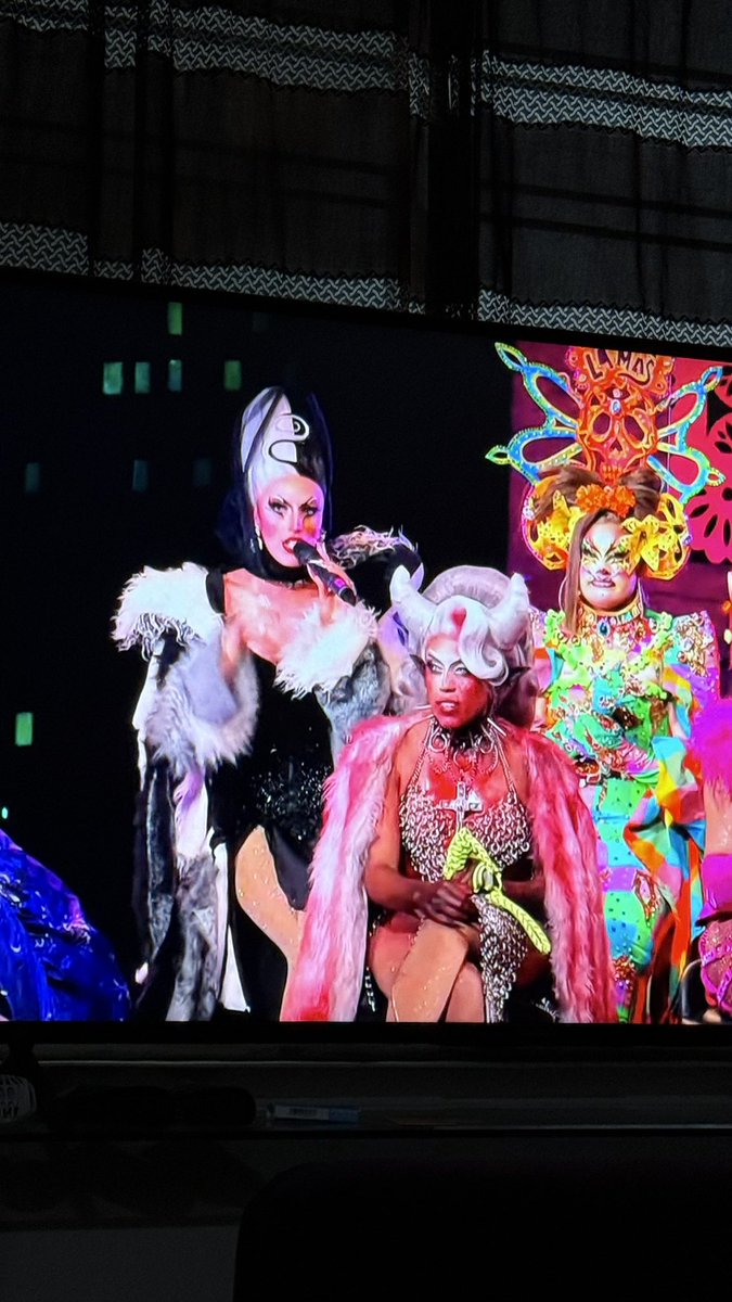 Esto está fuertísimo 😱😱😱😱😱 Deetox dándole correas y bosal a sus perras de la temporada. 🐶🐶🐕🐾 💥 💣🧨 #LaMasDraga7 #LMD7