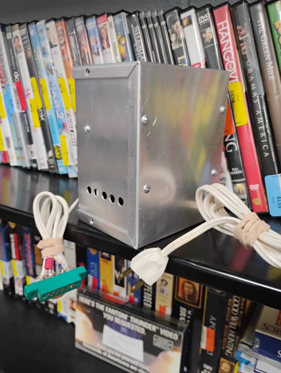 Kaiyedy's tweet photo. Any people who know a lot about older computers and tech have any idea what this is? 
Picked up at a thrift store, just has a switch, light, power cord and odd green computer connector. https://t.co/t85EKckHLG
