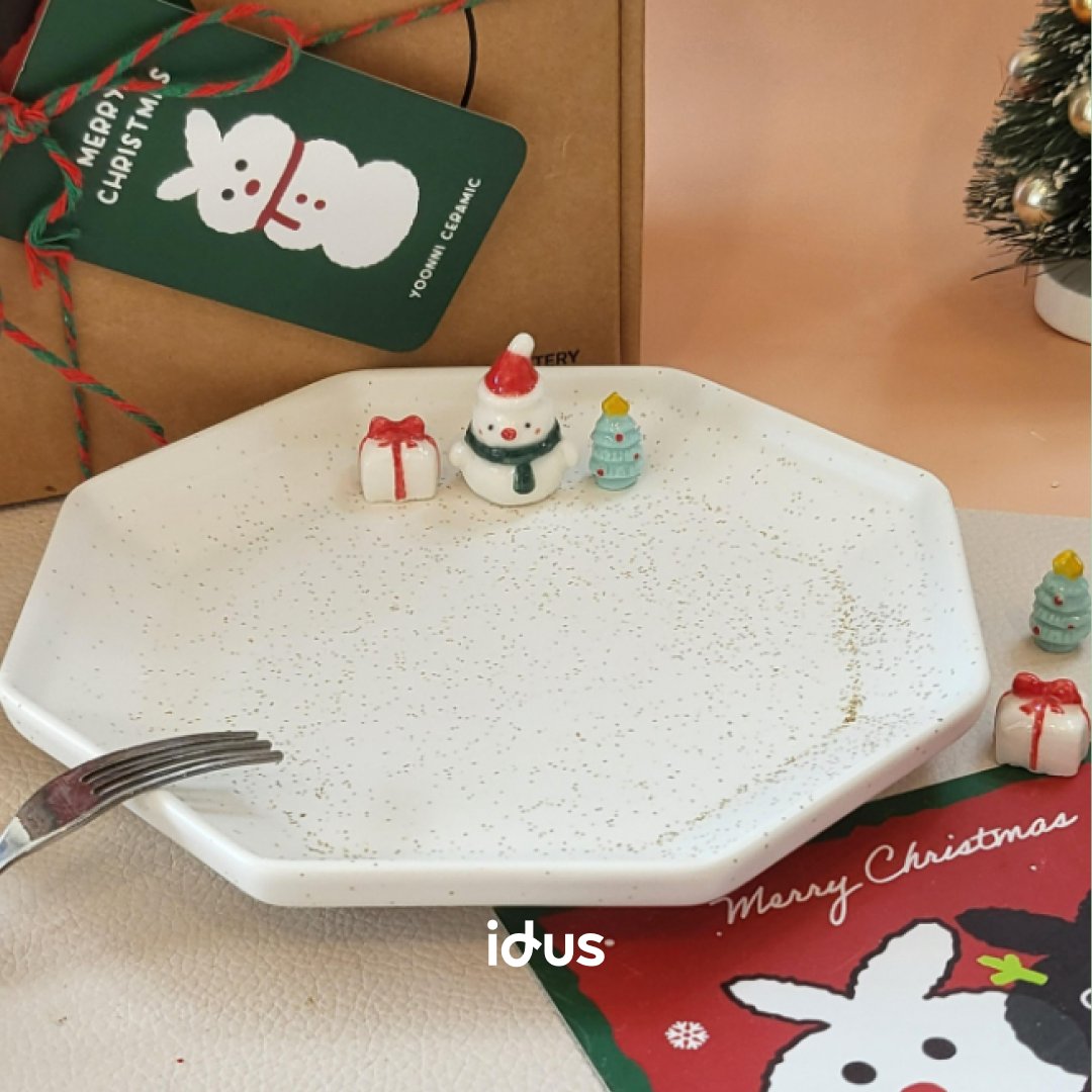 idus_jp's tweet photo. 小さなクリスマスが食卓にやってきた🎄⛄
手づくりの温かさが、冬の時間をもっとやさしく。
#ハンドメイド #陶器プレート #クリスマス雑貨 #冬の食卓 #スノーマン #手仕事のある暮らし #贈り物 #idus https://t.co/zm8STb5VGA