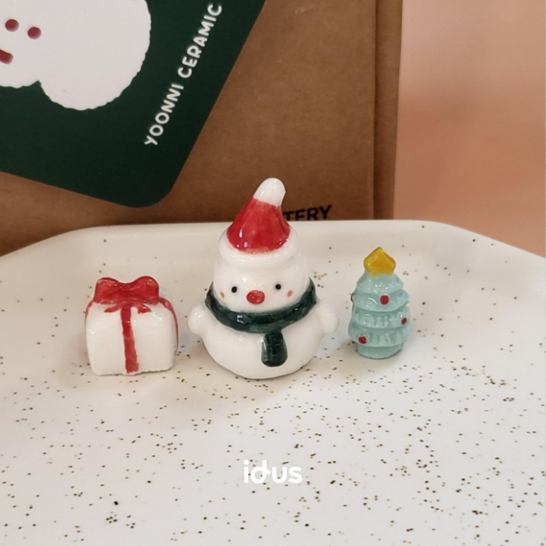 idus_jp's tweet photo. 小さなクリスマスが食卓にやってきた🎄⛄
手づくりの温かさが、冬の時間をもっとやさしく。
#ハンドメイド #陶器プレート #クリスマス雑貨 #冬の食卓 #スノーマン #手仕事のある暮らし #贈り物 #idus https://t.co/zm8STb5VGA