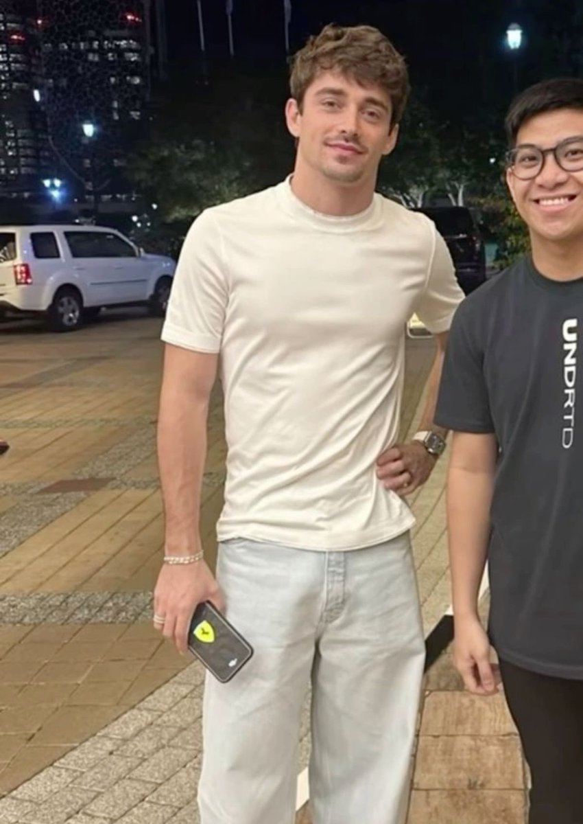 swttclerc's tweet photo. HIS WAIST??????? https://t.co/IN5dvbkSvt