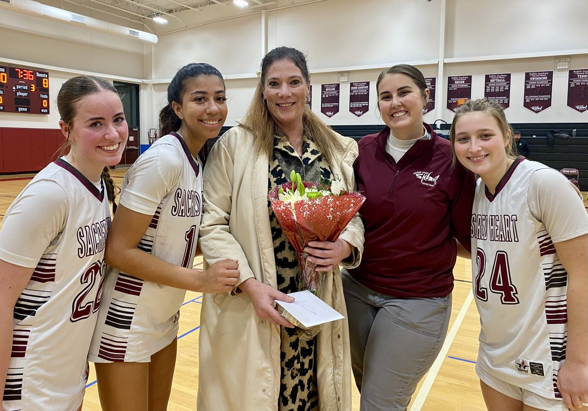 full_courthoops's tweet image. FCH alumna Coach Carrie Owens was honored tonight at @SHAathletics for her years of service (and her birthday🎂)! Presented by FCH Coach Maria McGrath.